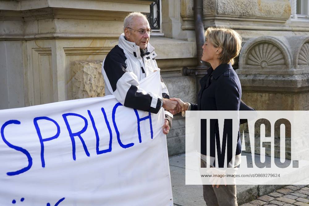 CNTV BLOCK- Gerhard Delling TV Moderator Christina Block Unternehmerin Kommen wie immer zu Fuss zum Gericht , wie immer vor Ort die Unterstuetzer von Frau Block mit dem Transparent Aufschrift Freispruch fuer Christina Block stehen vorm Gericht am 82 Prozess Tag 13.10.2026 beim Prozess wegen mutmasslicher Kindesentfuehrung im Landgericht Hamburg Strafjustizgebaeude Entfuehrungsfall der Block Kinder Hamburg Deutschland