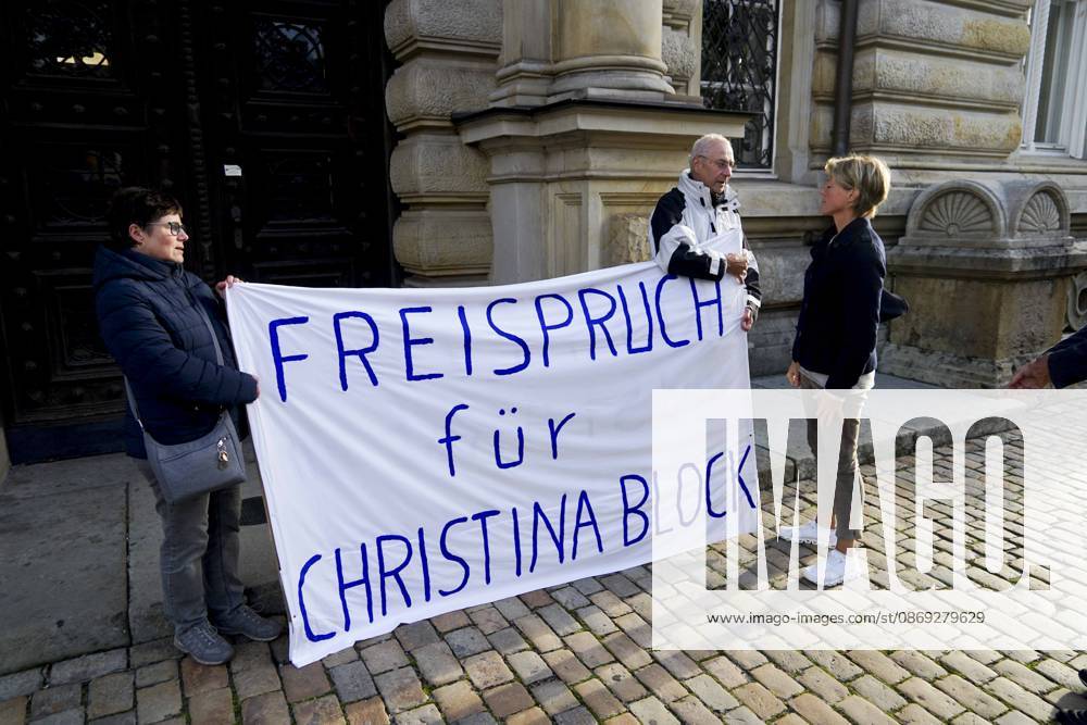 CNTV BLOCK- Gerhard Delling TV Moderator Christina Block Unternehmerin Kommen wie immer zu Fuss zum Gericht , wie immer vor Ort die Unterstuetzer von Frau Block mit dem Transparent Aufschrift Freispruch fuer Christina Block stehen vorm Gericht am 82 Prozess Tag 13.10.2026 beim Prozess wegen mutmasslicher Kindesentfuehrung im Landgericht Hamburg Strafjustizgebaeude Entfuehrungsfall der Block Kinder Hamburg Deutschland