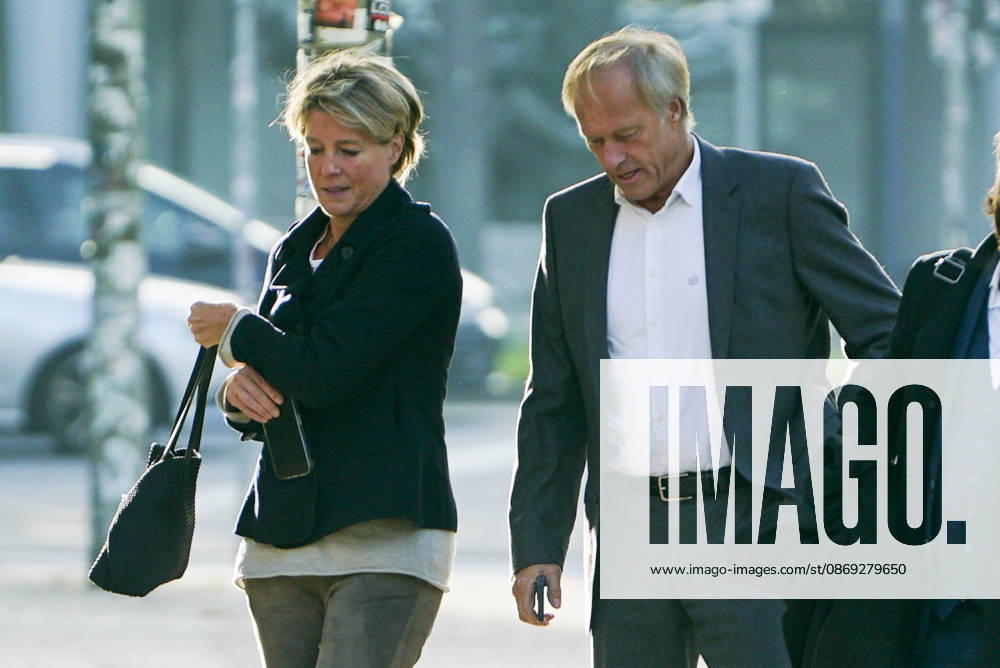 CNTV BLOCK- Gerhard Delling TV Moderator Christina Block Unternehmerin mit ihren kommen wie immer zu Fuss zum Gericht am 82 Prozess Tag13.10.2026 in beim Prozess wegen mutmasslicher Kindesentfuehrung im Landgericht Hamburg Strafjustizgebaeude Entfuehrungsfall der Block Kinder Hamburg Deutschland