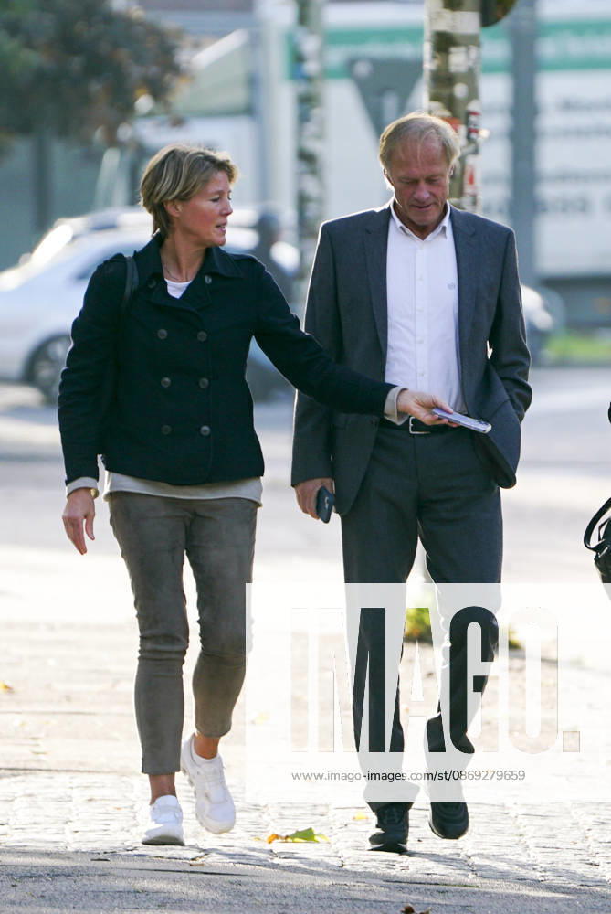 CNTV BLOCK- Gerhard Delling TV Moderator Christina Block Unternehmerin mit ihren kommen wie immer zu Fuss zum Gericht am 82 Prozess Tag13.10.2026 in beim Prozess wegen mutmasslicher Kindesentfuehrung im Landgericht Hamburg Strafjustizgebaeude Entfuehrungsfall der Block Kinder Hamburg Deutschland