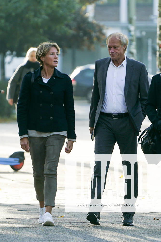 CNTV BLOCK- Gerhard Delling TV Moderator Christina Block Unternehmerin mit ihren kommen wie immer zu Fuss zum Gericht am 82 Prozess Tag13.10.2026 in beim Prozess wegen mutmasslicher Kindesentfuehrung im Landgericht Hamburg Strafjustizgebaeude Entfuehrungsfall der Block Kinder Hamburg Deutschland