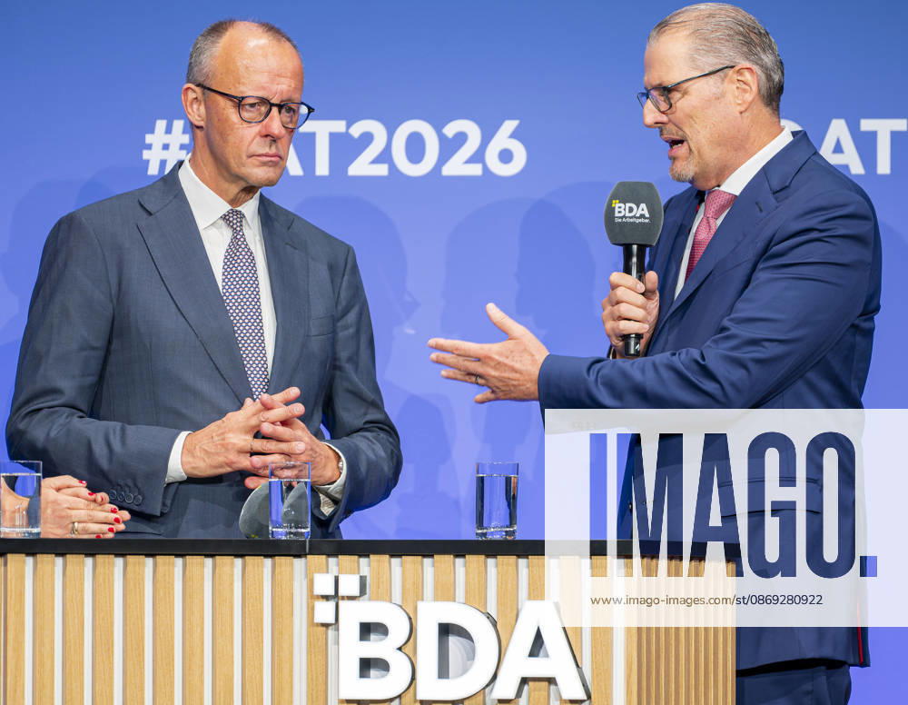 Friedrich Merz besucht Arbeitgebertag 2026 EUR, Deutschland, Berlin, 13.10.2026: Bundeskanzler Friedrich Merz (CDU) im Gespräch mit Rainer Dulger, Arbeitgeberpräsident auf dem Arbeitgebertag 2026 der Bundesvereinigung der Deutschen Arbeitgeberverbände.