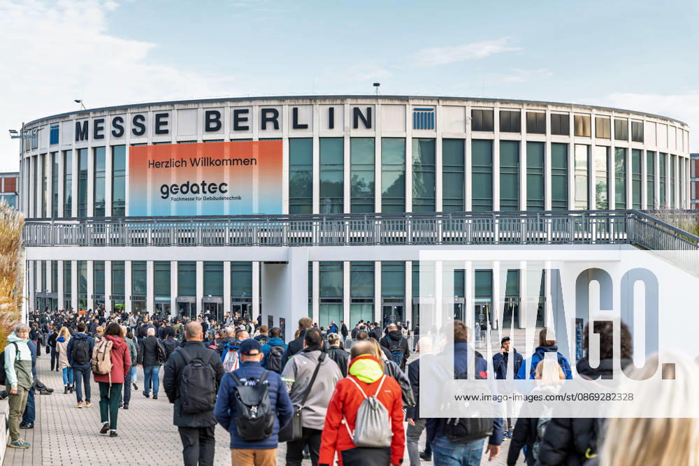 Berlin, 13.10.2026: Zahlreiche Besucher strömen am Morgen zum Eingang Süd der Messe Berlin, an dessen markantem Rundbau ein großes Banner mit der Aufschrift Herzlich Willkommen gedatec, Fachmesse für Gebäudetechnik hängt. Die gedatec, Fachmesse für Gebäudetechnik, findet vom 13. bis 15. Oktober 2026 erstmals auf dem Berliner Messegelände statt und geht aus der Elektrotechnik-Fachmesse belektro hervor. Unter einer Dachmarke bündelt sie Elektrotechnik, Sanitär-, Heizungs- und Klimatechnik sowie das Dachdeckerhandwerk und richtet sich an Fachbesucher aus Handwerk, Planung und Industrie. Besucherandrang zum Auftakt der gedatec
