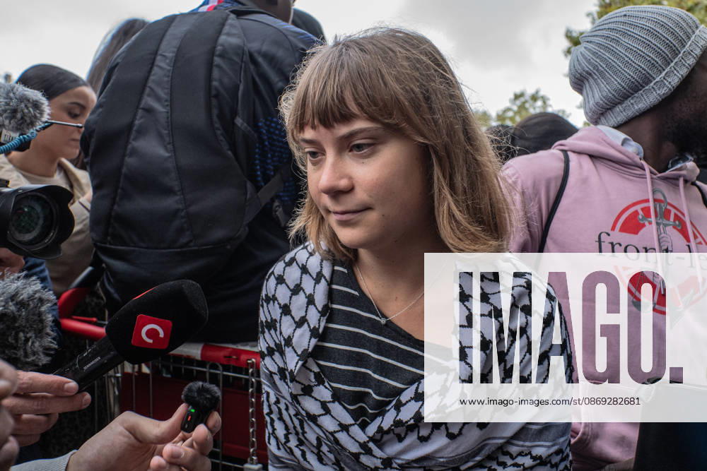 Paul-o°luard High School in Saint-Denis is at the center of the news as part of the fifth round of national student protests...The renowned Swedish environmental activist Greta Thunberg visited Paul-o°luard High School in Saint-Denis this morning to offer her direct support to the protesting students. She denounced police violence against the young demonstrators. - ZUMAs287 20261013_zip_s287_010