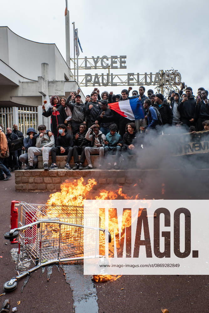 Paul-o°luard High School in Saint-Denis is at the center of the news as part of the fifth round of national student protests...The renowned Swedish environmental activist Greta Thunberg visited Paul-o°luard High School in Saint-Denis this morning to offer her direct support to the protesting students. She denounced police violence against the young demonstrators. - ZUMAs287 20261013_zip_s287_018
