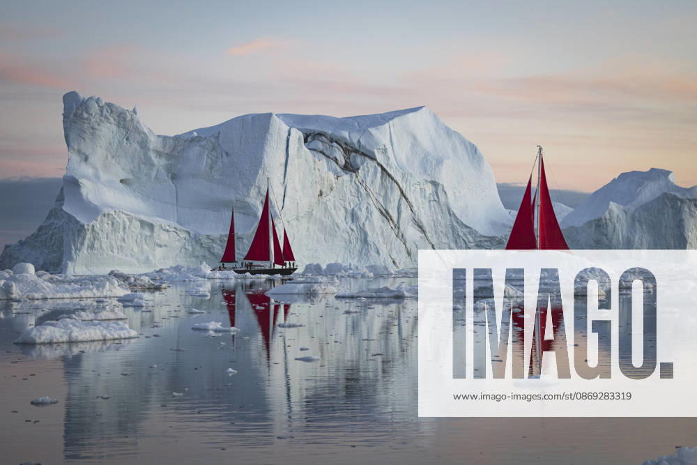 Bright red sailboats sail through a stunning arctic landscape Ilulissat, Avannaata Municipality, Greenland CR_NEAN261001-2137276-01 ,model released, Symbolfoto ,property released