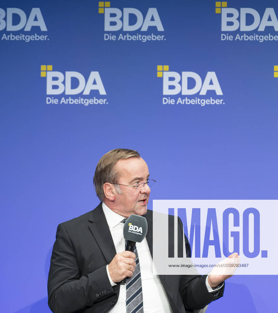 Boris Pistorius besucht Arbeitgebertag 2026 EUR, Deutschland, Berlin, 13.10.2026: Boris Pistorius (SPD) Bundesminister der Verteidigung im Interview und Panel auf dem Arbeitgebertag 2026 der Bundesvereinigung der Deutschen Arbeitgeberverbände.