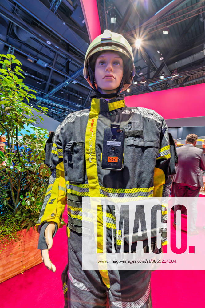 Berlin, 13.10.2026: Eine Schaufensterpuppe in Feuerwehr-Einsatzkleidung mit Helm und Funkgerät steht am Messestand der Deutschen Telekom auf der Smart Country Convention in der Halle hub27. Der Konzern zeigt dort unter dem Namen T Mission Lösungen für einsatzkritische Kommunikation von Behörden und Organisationen mit Sicherheitsaufgaben wie Feuerwehr, Polizei und Rettungsdiensten. Die Smart Country Convention (SCCON) ist die Kongressmesse für die Digitalisierung des öffentlichen Sektors und wird vom Digitalverband Bitkom gemeinsam mit der Messe Berlin veranstaltet. Vom 13. bis 15. Oktober 2026 treffen sich in der Halle hub27 Vertreter aus Bund, Ländern und Kommunen mit Unternehmen der Digitalwirtschaft, um über digitale Verwaltung,
