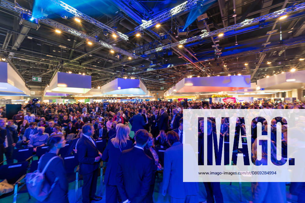 Berlin, 13.10.2026: Hunderte Besucher füllen kurz vor Beginn des Eröffnungsprogramms die Zuschauerreihen vor der Hauptbühne der Smart Country Convention in der Halle hub27, wo anschließend unter anderem Bundesdigitalminister Karsten Wildberger sprach. Die Smart Country Convention (SCCON) ist die Kongressmesse für die Digitalisierung des öffentlichen Sektors und wird vom Digitalverband Bitkom gemeinsam mit der Messe Berlin veranstaltet. Vom 13. bis 15. Oktober 2026 treffen sich in der Halle hub27 Vertreter aus Bund, Ländern und Kommunen mit Unternehmen der Digitalwirtschaft, um über digitale Verwaltung, Smart City und digitale Souveränität zu diskutieren. Volles Haus vor dem Bühnenprogramm der SCCON