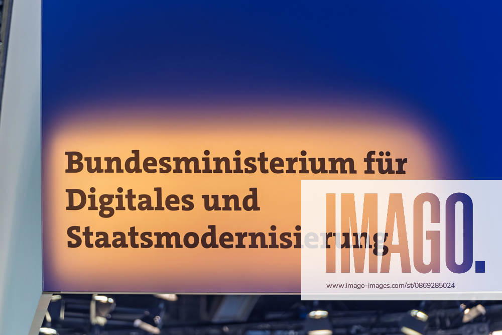 Berlin, 13.10.2026: Der beleuchtete Schriftzug Bundesministerium für Digitales und Staatsmodernisierung am Messestand des Ministeriums auf der Smart Country Convention. Das 2025 gegründete Ministerium unter Karsten Wildberger soll die Digitalisierung des Staates bündeln. Die Smart Country Convention (SCCON) ist die Kongressmesse für die Digitalisierung des öffentlichen Sektors und wird vom Digitalverband Bitkom gemeinsam mit der Messe Berlin veranstaltet. Vom 13. bis 15. Oktober 2026 treffen sich in der Halle hub27 Vertreter aus Bund, Ländern und Kommunen mit Unternehmen der Digitalwirtschaft, um über digitale Verwaltung, Smart City und digitale Souveränität zu diskutieren. Schriftzug des Bundesdigitalministeriums