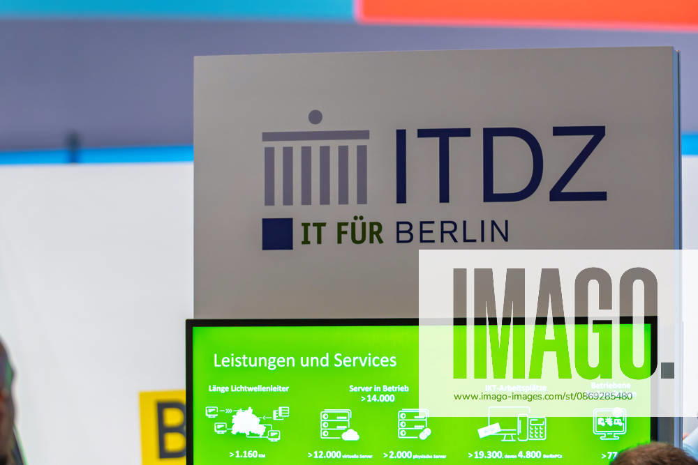 Berlin, 13.10.2026: Der Messestand des ITDZ Berlin mit dem Slogan IT für Berlin auf der Smart Country Convention; ein Bildschirm zeigt Kennzahlen des Unternehmens, darunter mehr als 14.000 betriebene Server und über 19.300 IT-Arbeitsplätze. Das IT-Dienstleistungszentrum Berlin ist als Anstalt öffentlichen Rechts der zentrale IT-Dienstleister der Berliner Verwaltung. Die Smart Country Convention (SCCON) ist die Kongressmesse für die Digitalisierung des öffentlichen Sektors und wird vom Digitalverband Bitkom gemeinsam mit der Messe Berlin veranstaltet. Vom 13. bis 15. Oktober 2026 treffen sich auf dem Berliner Messegelände Vertreter aus Bund, Ländern und Kommunen mit Unternehmen der Digitalwirtschaft, um über digitale Verwaltun