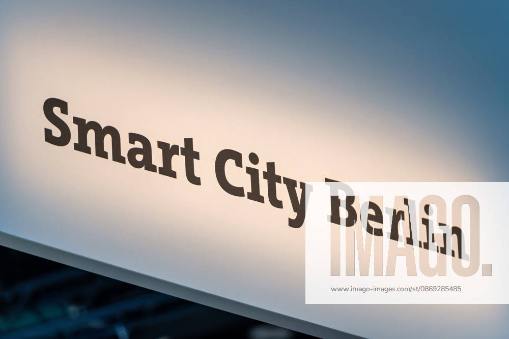 Berlin, 13.10.2026: Der beleuchtete Schriftzug Smart City Berlin an einem Deckenaufbau über dem Messestand des Landes Berlin auf der Smart Country Convention. Unter dem Begriff Smart City bündelt die Hauptstadt Projekte, mit denen digitale Technologien Verwaltung, Mobilität und Stadtentwicklung verbessern sollen. Die Smart Country Convention (SCCON) ist die Kongressmesse für die Digitalisierung des öffentlichen Sektors und wird vom Digitalverband Bitkom gemeinsam mit der Messe Berlin veranstaltet. Vom 13. bis 15. Oktober 2026 treffen sich auf dem Berliner Messegelände Vertreter aus Bund, Ländern und Kommunen mit Unternehmen der Digitalwirtschaft, um über digitale Verwaltung, Smart City und digitale Souveränität zu diskutiere