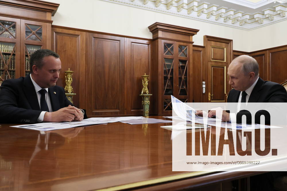 RUSSIA, MOSCOW - OCTOBER 13, 2026: Russian President Vladimir Putin (R) and Russian Transport Minister Andrei Nikitin talk during a meeting Moscow Russia - ZUMAt113 20261013_zaa_t113_180