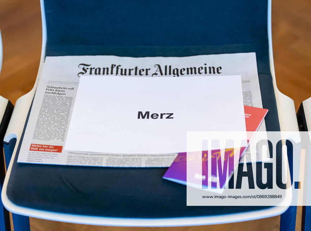 Warten auf Friedrich Merz Arbeitgebertag 2026 EUR, Deutschland, Berlin, 13.10.2026: FAZ auf dem Besucherstuhl . Warten auf den Bundeskanzler Friedrich Merz (CDU) auf dem Arbeitgebertag 2026 der Bundesvereinigung der Deutschen Arbeitgeberverbände.