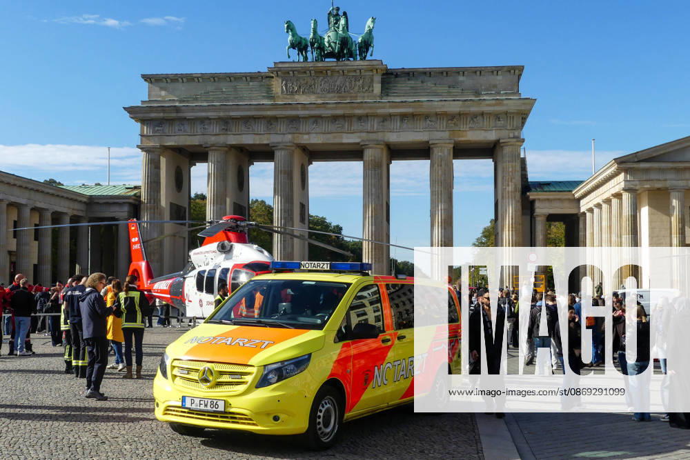 Rettungshubschrauber am Brandenburger Tor machen Druck auf die Notfallreform - Protest aus der Luft: Acht Rettungsorganisationen demonstrieren mit Hubschraubern und Rettungswagen am Brandenburger Tor für Korrekturen an der Notfallreform 7aIMG: 0576884 Rettungshubschrauber am Brandenburger Tor machen Druck auf die NotfallreformBerlin, Berlin, Deutschland