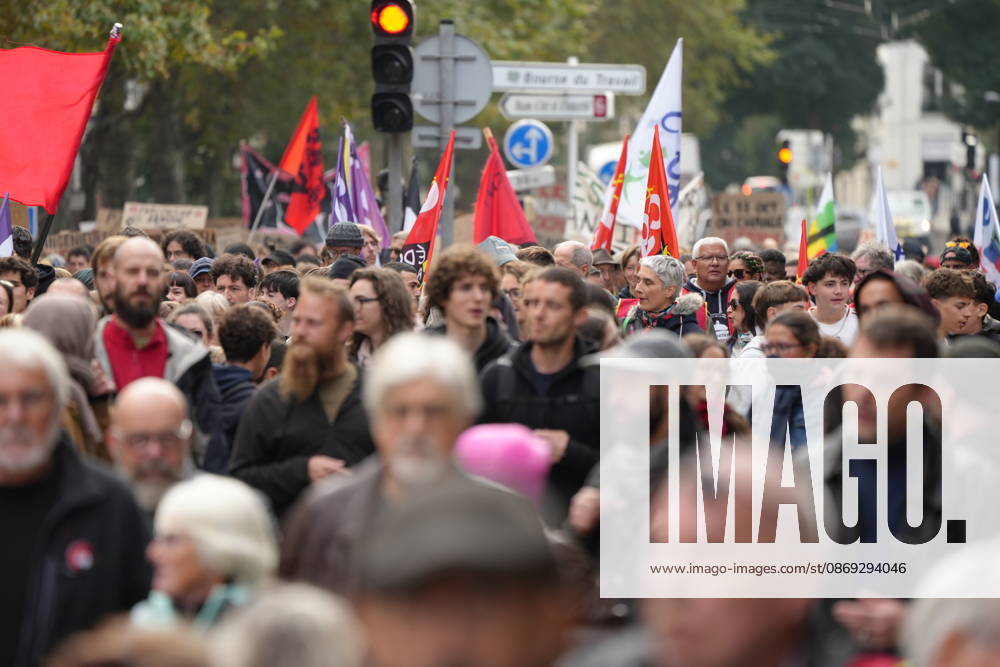Students protest in Saint-Etienne, France SAINT-ETIENNE, FRANCE - OCTOBER 13: Thousands of people, carrying placards, march during a demonstration called by education unions and high school representatives amid the third teachers strike in two weeks in Saint-Etienne, France, on October 13, 2026. According to the prefecture, around 2,000 people took part in the march, while unions estimated the turnout at at least 4,000. A student delegation was due to meet with the prefect, while high school students called for another day of action on October 17. Stringer Anadolu Saint-Etienne France. Editorial use only. Please get in touch for any other usage.