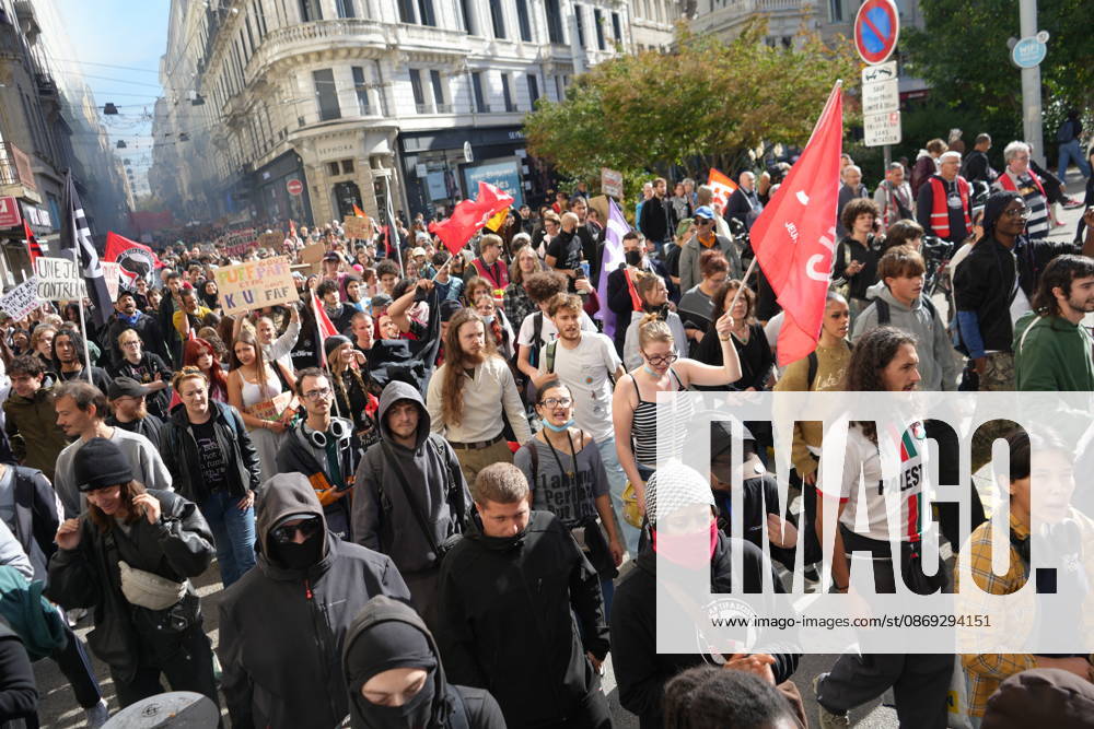 Students protest in Saint-Etienne, France SAINT-ETIENNE, FRANCE - OCTOBER 13: Thousands of people, carrying placards, march during a demonstration called by education unions and high school representatives amid the third teachers strike in two weeks in Saint-Etienne, France, on October 13, 2026. According to the prefecture, around 2,000 people took part in the march, while unions estimated the turnout at at least 4,000. A student delegation was due to meet with the prefect, while high school students called for another day of action on October 17. Stringer Anadolu Saint-Etienne France. Editorial use only. Please get in touch for any other usage.