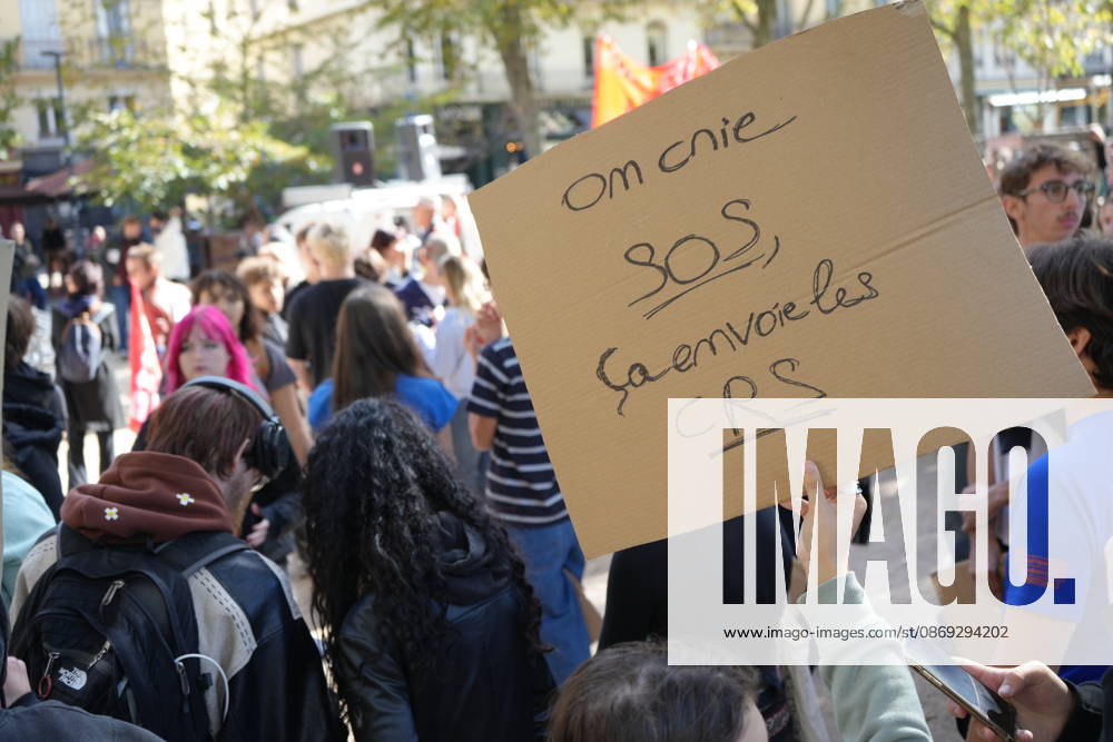 Students protest in Saint-Etienne, France SAINT-ETIENNE, FRANCE - OCTOBER 13: Thousands of people, carrying placards, march during a demonstration called by education unions and high school representatives amid the third teachers strike in two weeks in Saint-Etienne, France, on October 13, 2026. According to the prefecture, around 2,000 people took part in the march, while unions estimated the turnout at at least 4,000. A student delegation was due to meet with the prefect, while high school students called for another day of action on October 17. Stringer Anadolu Saint-Etienne France. Editorial use only. Please get in touch for any other usage.
