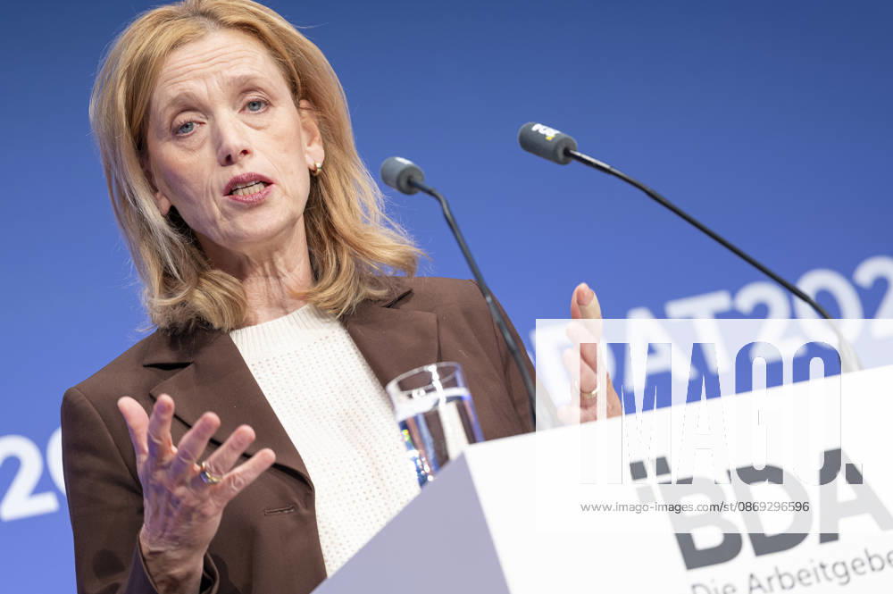 Karien Prien besucht Arbeitgebertag 2026 EUR, Deutschland, Berlin, 13.10.2026: Karin Prien (CDU), Bundesministerin für Bildung, Familie, Senioren, Frauen und Jugend auf dem Arbeitgebertag 2026 der Bundesvereinigung der Deutschen Arbeitgeberverbände.