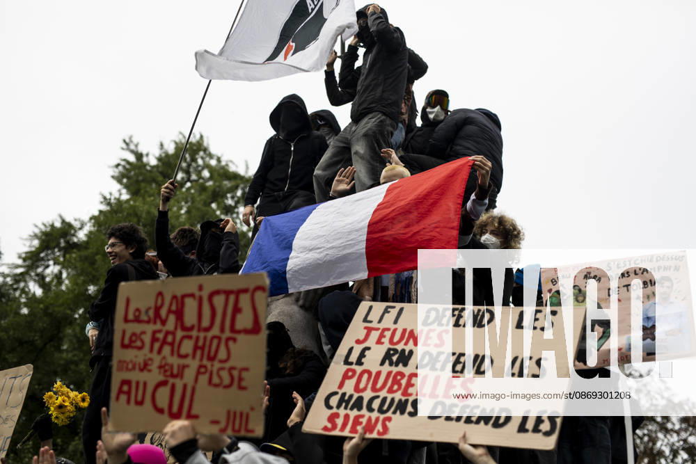 High school students blockade schools in Strasbourg over education policies STRASBOURG, FRANCE - OCTOBER 13: High school students stage blockades outside a school as part of protests over educational policies in Alsace region, in Strasbourg, France on October 13, 2026. Students organized blockades across several high schools in Alsace ahead of scheduled rallies in Strasbourg and Mulhouse, reflecting growing dissatisfaction among youth over education issues. Elyxandro Cegarra Anadolu Strasbourg France. Editorial use only. Please get in touch for any other usage.