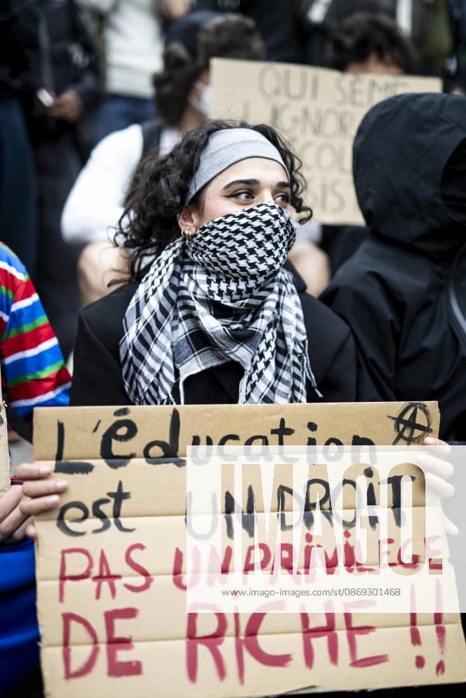High school students blockade schools in Strasbourg over education policies STRASBOURG, FRANCE - OCTOBER 13: High school students stage blockades outside a school as part of protests over educational policies in Alsace region, in Strasbourg, France on October 13, 2026. Students organized blockades across several high schools in Alsace ahead of scheduled rallies in Strasbourg and Mulhouse, reflecting growing dissatisfaction among youth over education issues. Elyxandro Cegarra Anadolu Strasbourg France. Editorial use only. Please get in touch for any other usage.