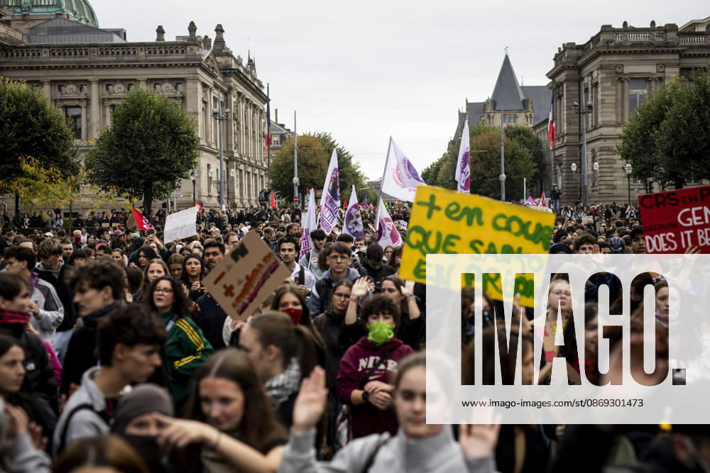 High school students blockade schools in Strasbourg over education policies STRASBOURG, FRANCE - OCTOBER 13: High school students stage blockades outside a school as part of protests over educational policies in Alsace region, in Strasbourg, France on October 13, 2026. Students organized blockades across several high schools in Alsace ahead of scheduled rallies in Strasbourg and Mulhouse, reflecting growing dissatisfaction among youth over education issues. Elyxandro Cegarra Anadolu Strasbourg France. Editorial use only. Please get in touch for any other usage.