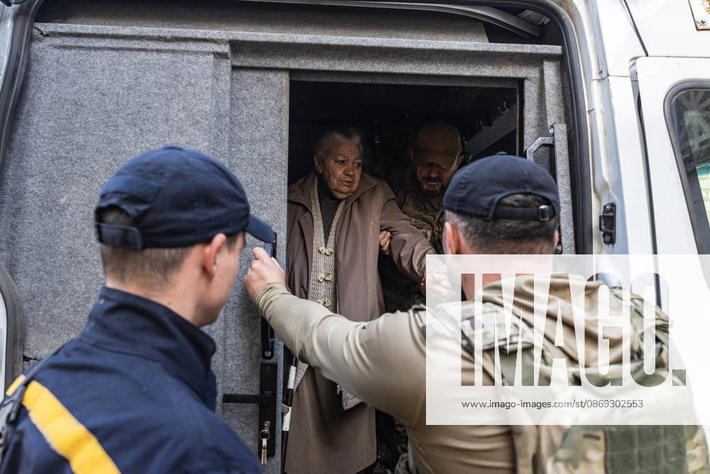 Police unit White Angels facilitates safe evacuation for family in war-torn Ukraine KRAMATORSK, UKRAINE - OCTOBER 13: A woman is evacuated by the ‘White Angels’ police unit in the city of Kramatorsk, Ukraine, on October 13, 2026. Diego Herrera Carcedo Anadolu Kramatorsk Ukraine. Editorial use only. Please get in touch for any other usage.