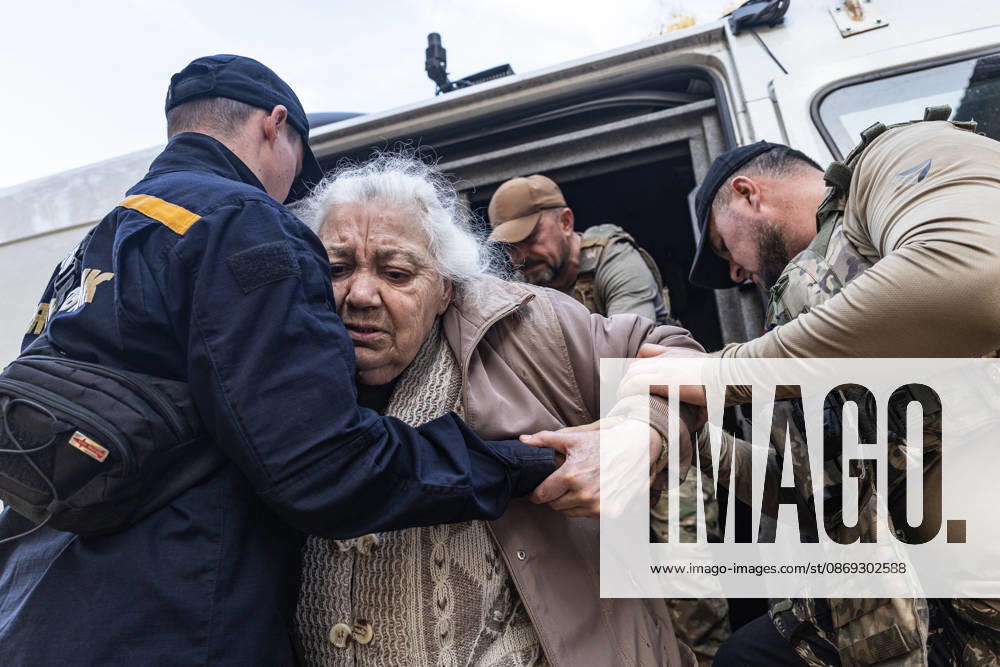 Police unit White Angels facilitates safe evacuation for family in war-torn Ukraine KRAMATORSK, UKRAINE - OCTOBER 13: A woman is evacuated by the ‘White Angels’ police unit in the city of Kramatorsk, Ukraine, on October 13, 2026. Diego Herrera Carcedo Anadolu Kramatorsk Ukraine. Editorial use only. Please get in touch for any other usage.
