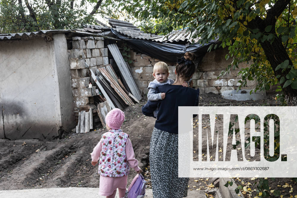 Police unit White Angels facilitates safe evacuation for family in war-torn Ukraine KRAMATORSK, UKRAINE - OCTOBER 13: The ‘White Angels’ police unit evacuates a family with children in the city of Kramatorsk, Ukraine, 13 October 2026 Diego Herrera Carcedo Anadolu Kramatorsk Ukraine. Editorial use only. Please get in touch for any other usage.