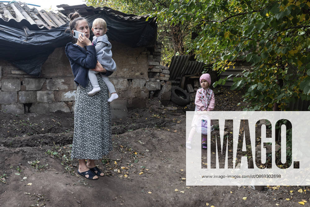 Police unit White Angels facilitates safe evacuation for family in war-torn Ukraine KRAMATORSK, UKRAINE - OCTOBER 13: The ‘White Angels’ police unit evacuates a family with children in the city of Kramatorsk, Ukraine, on October 13, 2026. Diego Herrera Carcedo Anadolu Kramatorsk Ukraine. Editorial use only. Please get in touch for any other usage.