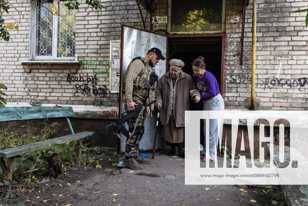 Police unit White Angels facilitates safe evacuation for family in war-torn Ukraine SLOVIANSK, UKRAINE - OCTOBER 13: A woman is evacuated by the White Angels police unit in the city of Sloviansk, Ukraine, on October 13, 2026. Diego Herrera Carcedo Anadolu Sloviansk Ukraine. Editorial use only. Please get in touch for any other usage.