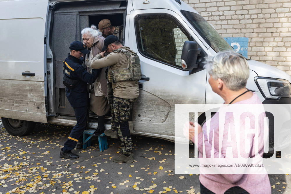 Police unit White Angels facilitates safe evacuation for family in war-torn Ukraine KRAMATORSK, UKRAINE - OCTOBER 13: A woman is evacuated by the ‘White Angels’ police unit in the city of Kramatorsk, Ukraine, on October 13, 2026. Diego Herrera Carcedo Anadolu Kramatorsk Ukraine. Editorial use only. Please get in touch for any other usage.