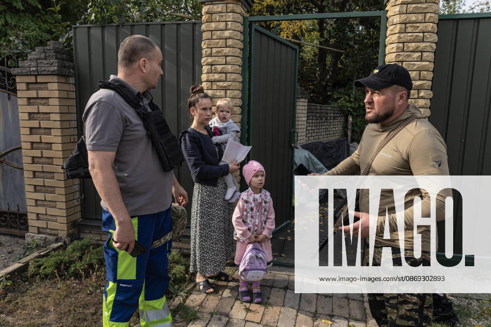 Police unit White Angels facilitates safe evacuation for family in war-torn Ukraine KRAMATORSK, UKRAINE - OCTOBER 13: The ‘White Angels’ police unit evacuates a family with children in the city of Kramatorsk, Ukraine, 13 October 2026 Diego Herrera Carcedo Anadolu Kramatorsk Ukraine. Editorial use only. Please get in touch for any other usage.