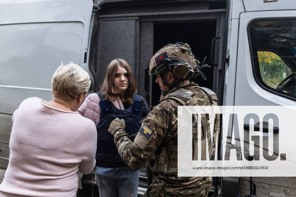 Police unit White Angels facilitates safe evacuation for family in war-torn Ukraine KRAMATORSK, UKRAINE - OCTOBER 13: The White Angels police unit evacuates a woman and her young daughter in the city of Kramatorsk, Ukraine, 13 October 2026 Diego Herrera Carcedo Anadolu Kramatorsk Ukraine. Editorial use only. Please get in touch for any other usage.