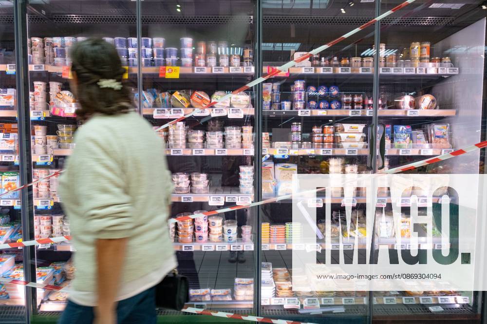 CYBERATTACK ON REFRIGERATION SYSTEMS IN SUPERMARKETS PHOTOPQR OUEST FRANCE ELSA RANCEL OUEST FRANCE LANNION OCTOBER 12, 2026 A cyberattack affected the refrigeration systems of about 100 major retail chains, such as Intermarché, Super U, and Leclerc, on Monday, October 12, 2026. Here, at this Intermarché in the Côtes-d’Armor—the store does not wish to be identified or named—the refrigerators in all the fresh and frozen food aisles have been shut down. THE SUPERMARKET DOES NOT WISH TO BE NAMED, SIMPLY A SCENE FROM AN INTERMARCHÉ IN THE CÔTES D’ARMOR Photo by ELSA RANCEL, OUEST FRANCE Several large and medium-sized retailers were victims of a cyberattack that affected refrigeration equipment on the night of Monday, October 12, 2026, Western