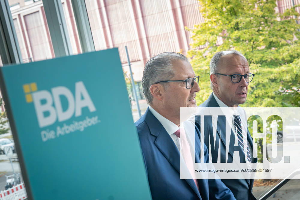 Bundeskanzler Friedrich Merz wird von Rainer Dulger, Präsident Bundesvereinigung der Deutschen Arbeitgeberverbände begrüßt zu Beginn des Arbeitgebertags;Deutsche Arbeitgebertag 2026 - Bundesvereinigung der Deutschen Arbeitgeberverbände BDA, Berlin Berlin Deutschland bcc, Berliner Congress Center