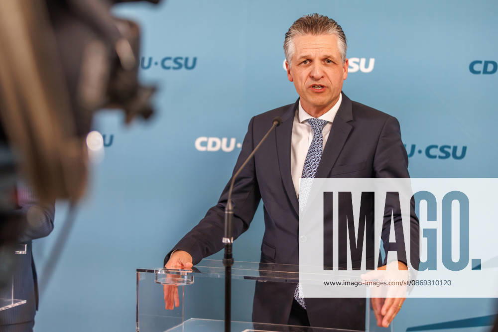 Statement vor den Fraktionssitzung der CDU CSU Alexander Hoffmann, stellvertretender Fraktionsvorsitzender der CDU CSU im Bundestag und Thorsten Frei (CDU), Fraktionsvorsitzender, spricht waehrend eines Statement vor den Fraktionssitzungen am 13.10.2026 in Berlin. Berlin Berlin Deutschland Reichstag