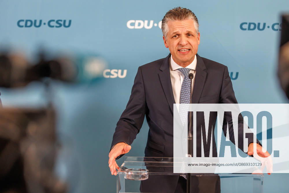Statement vor den Fraktionssitzung der CDU CSU Alexander Hoffmann, stellvertretender Fraktionsvorsitzender der CDU CSU im Bundestag und Thorsten Frei (CDU), Fraktionsvorsitzender, spricht waehrend eines Statement vor den Fraktionssitzungen am 13.10.2026 in Berlin. Berlin Berlin Deutschland Reichstag