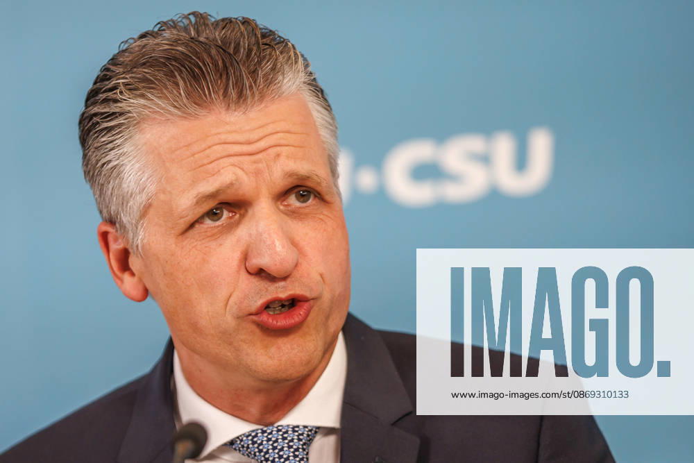Statement vor den Fraktionssitzung der CDU CSU Alexander Hoffmann, stellvertretender Fraktionsvorsitzender der CDU CSU im Bundestag und Thorsten Frei (CDU), Fraktionsvorsitzender, spricht waehrend eines Statement vor den Fraktionssitzungen am 13.10.2026 in Berlin. Berlin Berlin Deutschland Reichstag