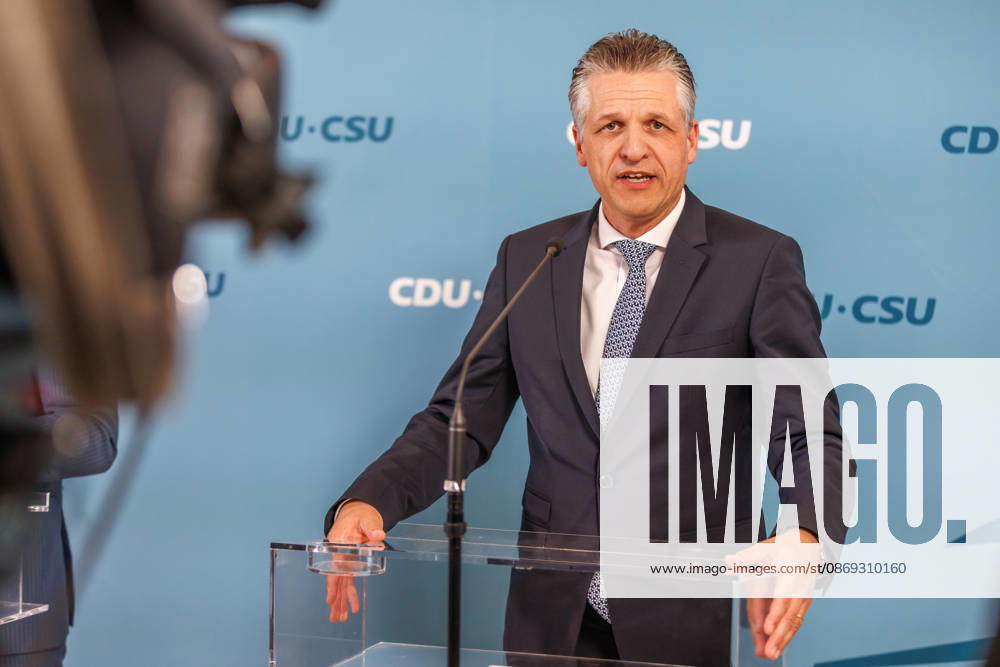 Statement vor den Fraktionssitzung der CDU CSU Alexander Hoffmann, stellvertretender Fraktionsvorsitzender der CDU CSU im Bundestag und Thorsten Frei (CDU), Fraktionsvorsitzender, spricht waehrend eines Statement vor den Fraktionssitzungen am 13.10.2026 in Berlin. Berlin Berlin Deutschland Reichstag