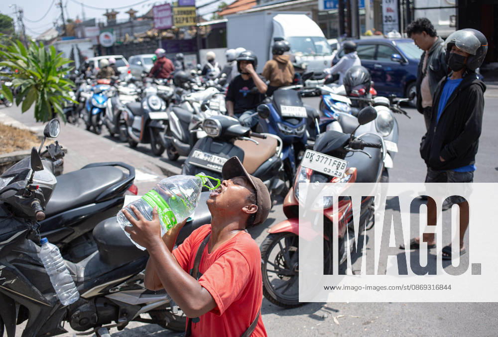 Motorcyclists line up at a filling station to get petrol in Denpasar as fuel delivery disruptions trigger widespread shortages across the Indonesian resort island of Bali. Denpasar Indonesia - ZUMAp229 20261013_zip_p229_001