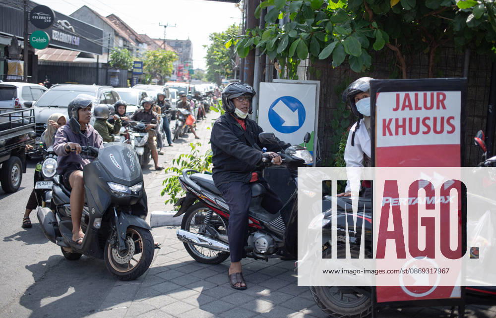 Motorcyclists line up at a filling station to get petrol in Denpasar as fuel delivery disruptions trigger widespread shortages across the Indonesian resort island of Bali. Denpasar Indonesia - ZUMAp229 20261013_zip_p229_010