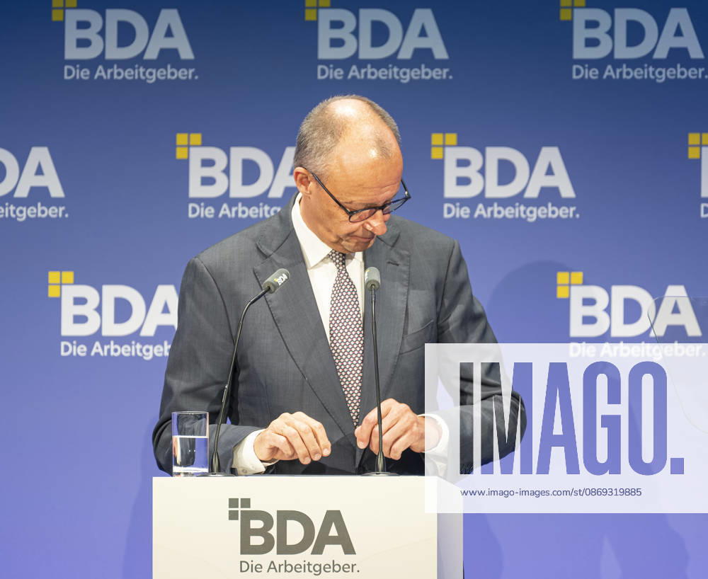 Friedrich Merz besucht Arbeitgebertag 2026 EUR, Deutschland, Berlin, 13.10.2026: Bundeskanzler Friedrich Merz (CDU) hält eine Keynote auf dem Arbeitgebertag 2026 der Bundesvereinigung der Deutschen Arbeitgeberverbände.