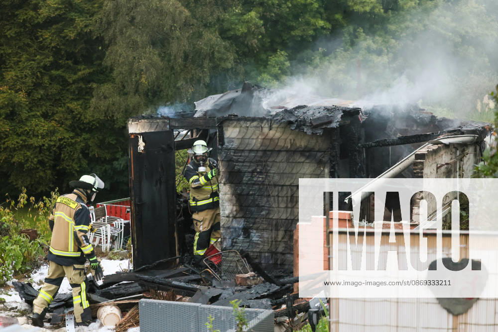 Wohnungsloses Paar nach Brandstiftung in Solingen festgenommen Für die Feuerwehr hieß es am Dienstagnachmittag (13.10.2026) gegen 16:05 Uhr ausrücken: In einer Kleingartenanlage am Ginsterweg in Solingen war es zum Vollbrand einer Gartenlaube gekommen. Als die Einsatzkräfte eintrafen stand eine Hütte bereits vollständig in Flammen, eine große Rauchsäule stieg über derm Gartenverein auf. Über mehrere hundert Meter musste eine Wasserversorgung gelegt werden bevor die Brandbekämpfung durchgeführt werden konnte. Rund vier Stunden später war der Brand gelöscht und die letzten Glutnester ebenfalls abgekühlt. Die der Besitzer der Gartenhütte berichtete, habe er bereits am Mittag ein wohnungsloses Paar in seiner Gartenlaube angetro