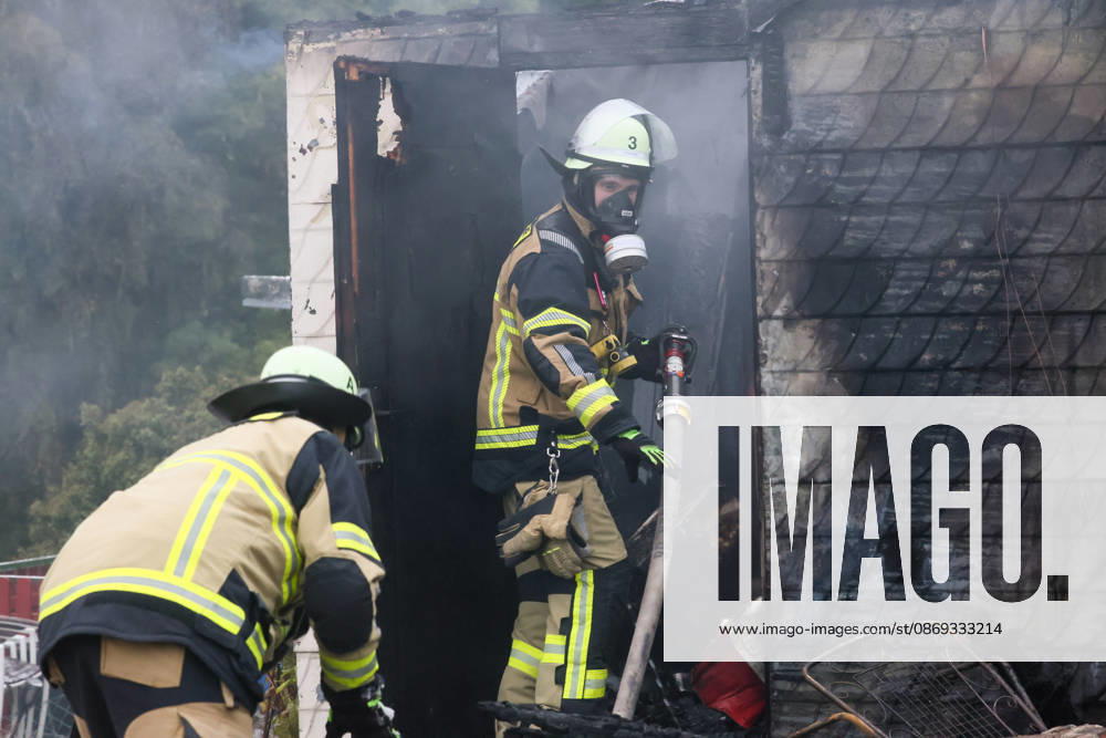 Wohnungsloses Paar nach Brandstiftung in Solingen festgenommen Für die Feuerwehr hieß es am Dienstagnachmittag (13.10.2026) gegen 16:05 Uhr ausrücken: In einer Kleingartenanlage am Ginsterweg in Solingen war es zum Vollbrand einer Gartenlaube gekommen. Als die Einsatzkräfte eintrafen stand eine Hütte bereits vollständig in Flammen, eine große Rauchsäule stieg über derm Gartenverein auf. Über mehrere hundert Meter musste eine Wasserversorgung gelegt werden bevor die Brandbekämpfung durchgeführt werden konnte. Rund vier Stunden später war der Brand gelöscht und die letzten Glutnester ebenfalls abgekühlt. Die der Besitzer der Gartenhütte berichtete, habe er bereits am Mittag ein wohnungsloses Paar in seiner Gartenlaube angetro