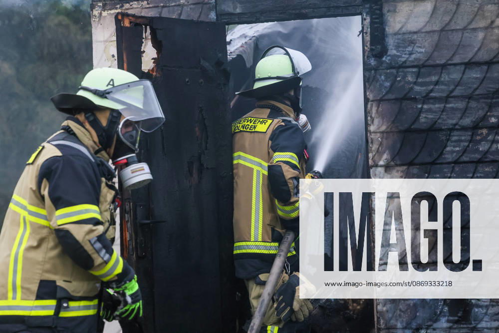 Wohnungsloses Paar nach Brandstiftung in Solingen festgenommen Für die Feuerwehr hieß es am Dienstagnachmittag (13.10.2026) gegen 16:05 Uhr ausrücken: In einer Kleingartenanlage am Ginsterweg in Solingen war es zum Vollbrand einer Gartenlaube gekommen. Als die Einsatzkräfte eintrafen stand eine Hütte bereits vollständig in Flammen, eine große Rauchsäule stieg über derm Gartenverein auf. Über mehrere hundert Meter musste eine Wasserversorgung gelegt werden bevor die Brandbekämpfung durchgeführt werden konnte. Rund vier Stunden später war der Brand gelöscht und die letzten Glutnester ebenfalls abgekühlt. Die der Besitzer der Gartenhütte berichtete, habe er bereits am Mittag ein wohnungsloses Paar in seiner Gartenlaube angetro