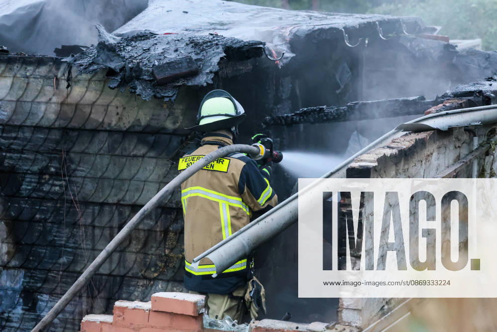Wohnungsloses Paar nach Brandstiftung in Solingen festgenommen Für die Feuerwehr hieß es am Dienstagnachmittag (13.10.2026) gegen 16:05 Uhr ausrücken: In einer Kleingartenanlage am Ginsterweg in Solingen war es zum Vollbrand einer Gartenlaube gekommen. Als die Einsatzkräfte eintrafen stand eine Hütte bereits vollständig in Flammen, eine große Rauchsäule stieg über derm Gartenverein auf. Über mehrere hundert Meter musste eine Wasserversorgung gelegt werden bevor die Brandbekämpfung durchgeführt werden konnte. Rund vier Stunden später war der Brand gelöscht und die letzten Glutnester ebenfalls abgekühlt. Die der Besitzer der Gartenhütte berichtete, habe er bereits am Mittag ein wohnungsloses Paar in seiner Gartenlaube angetro