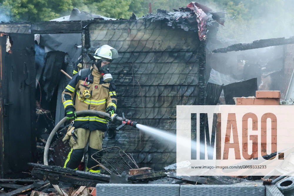 Wohnungsloses Paar nach Brandstiftung in Solingen festgenommen Für die Feuerwehr hieß es am Dienstagnachmittag (13.10.2026) gegen 16:05 Uhr ausrücken: In einer Kleingartenanlage am Ginsterweg in Solingen war es zum Vollbrand einer Gartenlaube gekommen. Als die Einsatzkräfte eintrafen stand eine Hütte bereits vollständig in Flammen, eine große Rauchsäule stieg über derm Gartenverein auf. Über mehrere hundert Meter musste eine Wasserversorgung gelegt werden bevor die Brandbekämpfung durchgeführt werden konnte. Rund vier Stunden später war der Brand gelöscht und die letzten Glutnester ebenfalls abgekühlt. Die der Besitzer der Gartenhütte berichtete, habe er bereits am Mittag ein wohnungsloses Paar in seiner Gartenlaube angetro