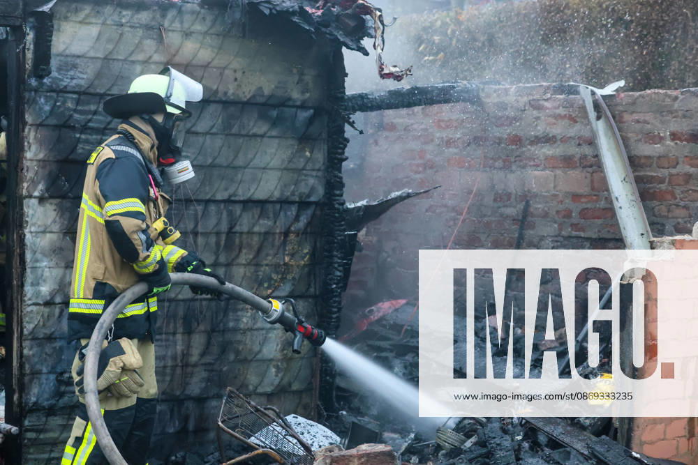 Wohnungsloses Paar nach Brandstiftung in Solingen festgenommen Für die Feuerwehr hieß es am Dienstagnachmittag (13.10.2026) gegen 16:05 Uhr ausrücken: In einer Kleingartenanlage am Ginsterweg in Solingen war es zum Vollbrand einer Gartenlaube gekommen. Als die Einsatzkräfte eintrafen stand eine Hütte bereits vollständig in Flammen, eine große Rauchsäule stieg über derm Gartenverein auf. Über mehrere hundert Meter musste eine Wasserversorgung gelegt werden bevor die Brandbekämpfung durchgeführt werden konnte. Rund vier Stunden später war der Brand gelöscht und die letzten Glutnester ebenfalls abgekühlt. Die der Besitzer der Gartenhütte berichtete, habe er bereits am Mittag ein wohnungsloses Paar in seiner Gartenlaube angetro