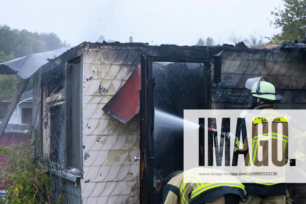 Wohnungsloses Paar nach Brandstiftung in Solingen festgenommen Für die Feuerwehr hieß es am Dienstagnachmittag (13.10.2026) gegen 16:05 Uhr ausrücken: In einer Kleingartenanlage am Ginsterweg in Solingen war es zum Vollbrand einer Gartenlaube gekommen. Als die Einsatzkräfte eintrafen stand eine Hütte bereits vollständig in Flammen, eine große Rauchsäule stieg über derm Gartenverein auf. Über mehrere hundert Meter musste eine Wasserversorgung gelegt werden bevor die Brandbekämpfung durchgeführt werden konnte. Rund vier Stunden später war der Brand gelöscht und die letzten Glutnester ebenfalls abgekühlt. Die der Besitzer der Gartenhütte berichtete, habe er bereits am Mittag ein wohnungsloses Paar in seiner Gartenlaube angetro